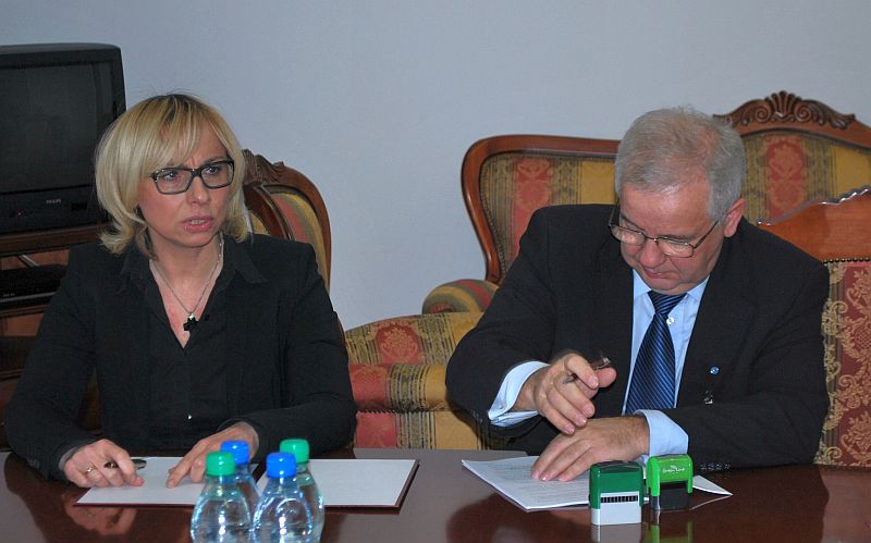 Jolanta Orlińska, Główny Geodeta Kraju i Waldemar Klocek, prezes OPGK w Olsztynie  podpisują umowę.
